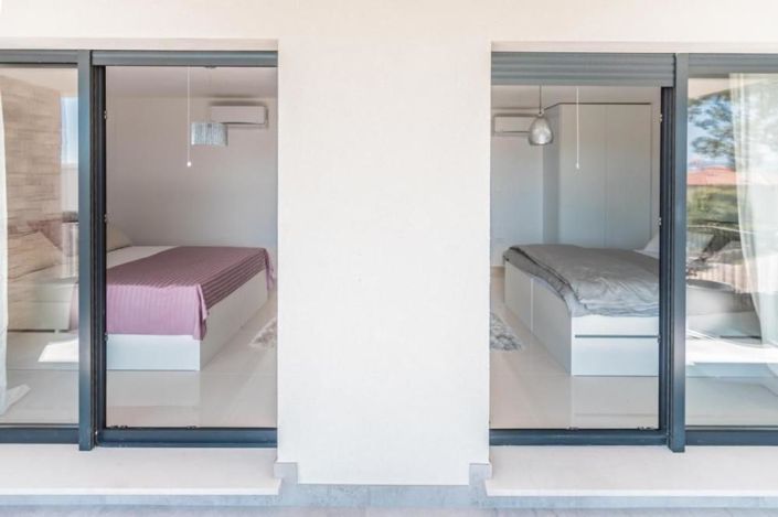 Image No.12-8 Bed Property for sale