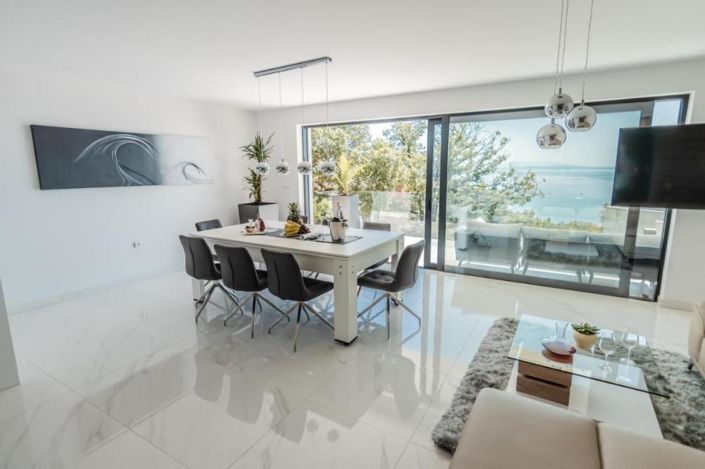 Image No.22-8 Bed Property for sale