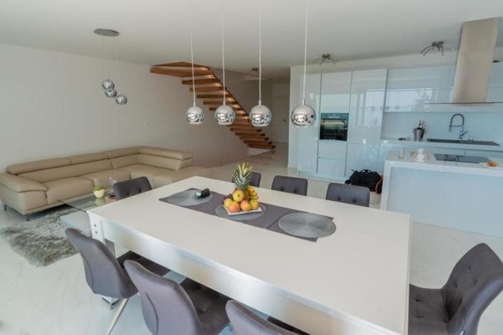 Image No.25-8 Bed Property for sale