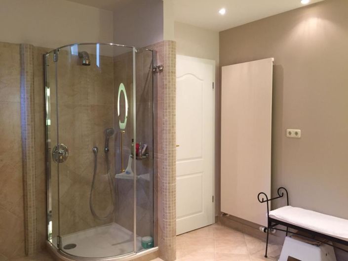 Image No.24-9 Bed Property for sale