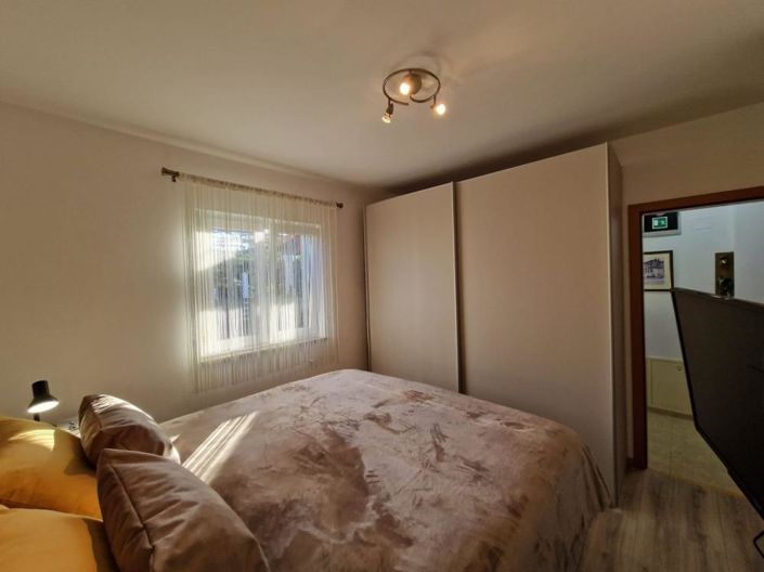 Image No.10-5 Bed Property for sale