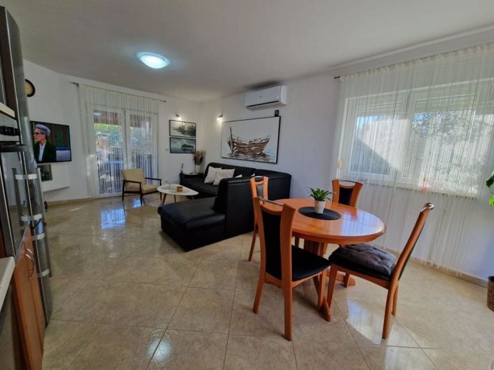 Image No.8-5 Bed Property for sale