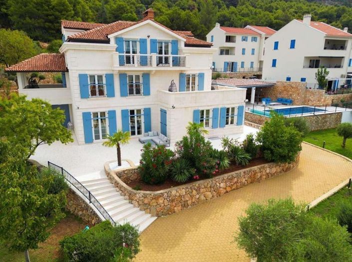 Image No.1-6 Bed Property for sale