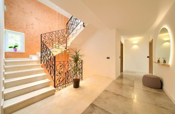 Image No.4-6 Bed Property for sale