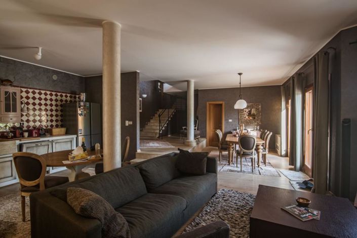 Image No.10-5 Bed Property for sale