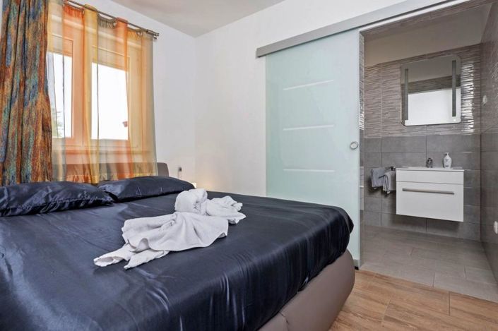 Image No.18-4 Bed Property for sale