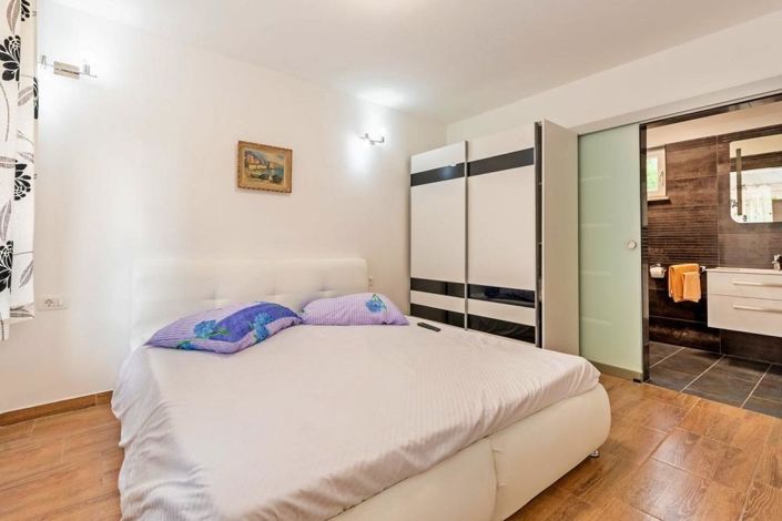 Image No.20-4 Bed Property for sale