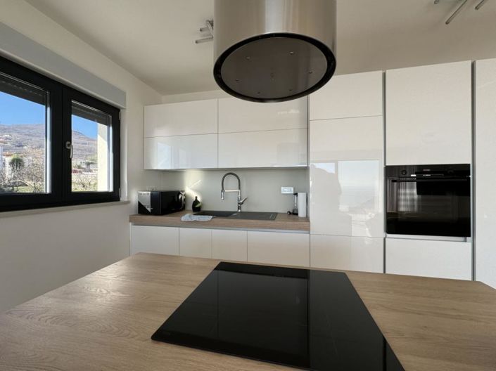 Image No.10-4 Bed Property for sale