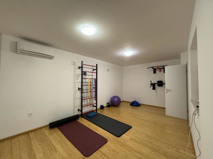 Image No.12-4 Bed Property for sale