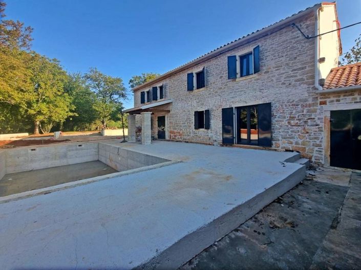 Image No.4-4 Bed Property for sale