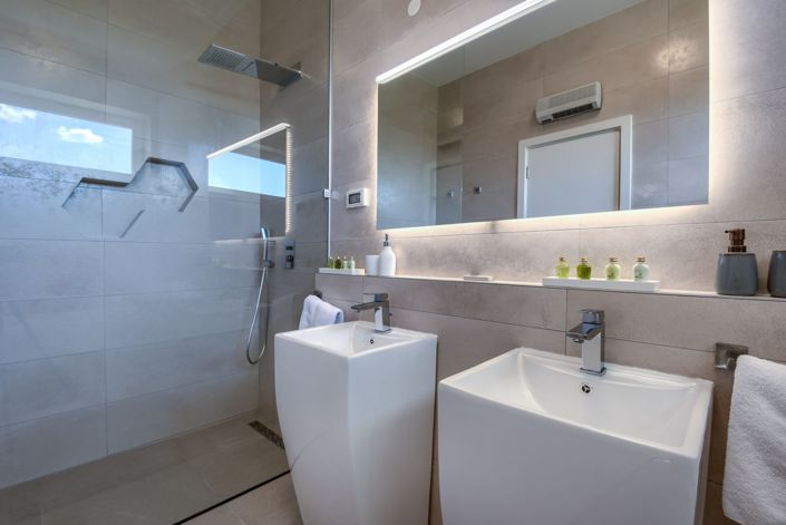 Image No.23-5 Bed Property for sale