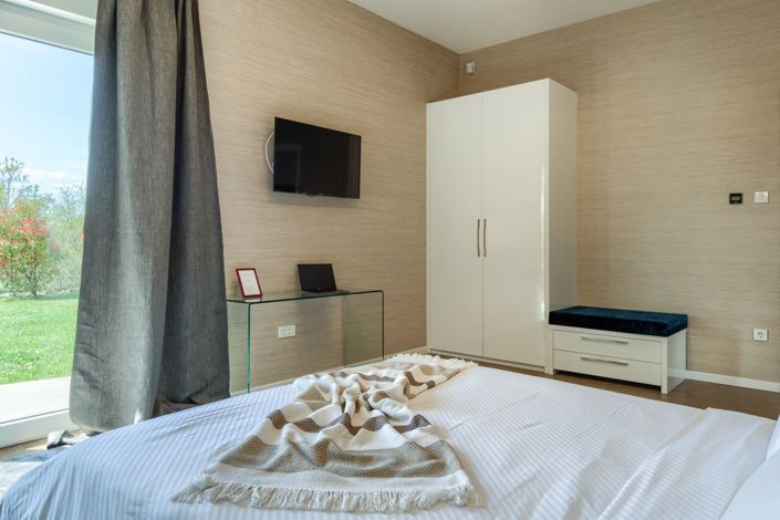 Image No.24-5 Bed Property for sale