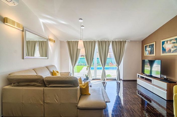 Image No.10-4 Bed Property for sale