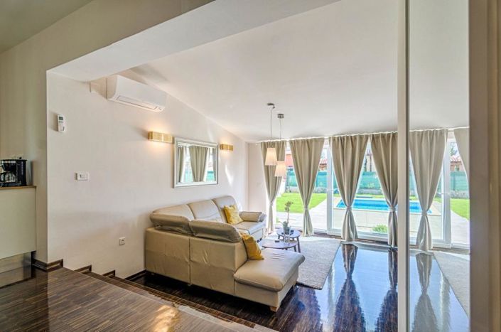 Image No.11-4 Bed Property for sale