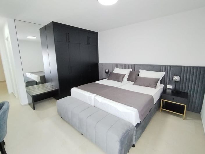 Image No.15-18 Bed Property for sale