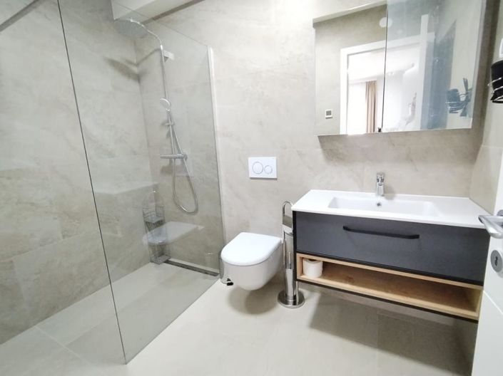 Image No.18-18 Bed Property for sale