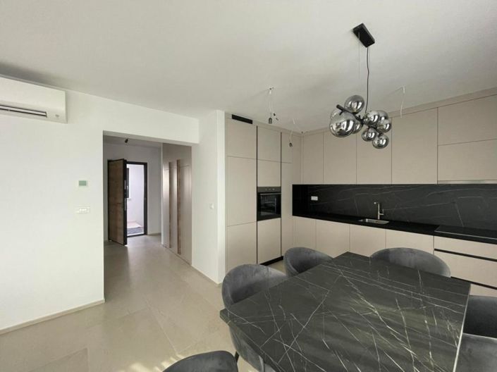 Image No.25-18 Bed Property for sale