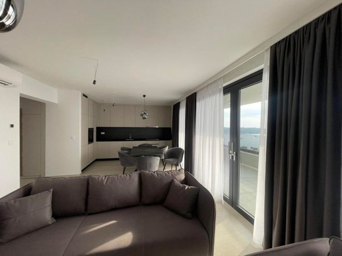 Image No.7-18 Bed Property for sale