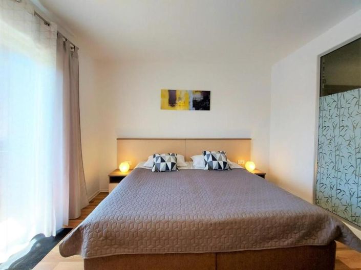 Image No.24-7 Bed Property for sale