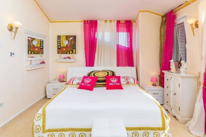 Image No.16-4 Bed Property for sale