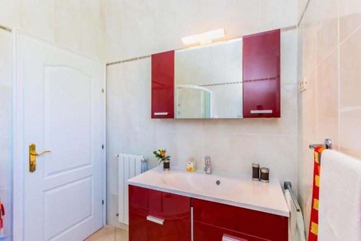 Image No.8-4 Bed Property for sale