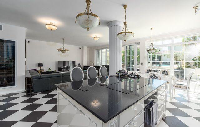 Image No.10-6 Bed Property for sale