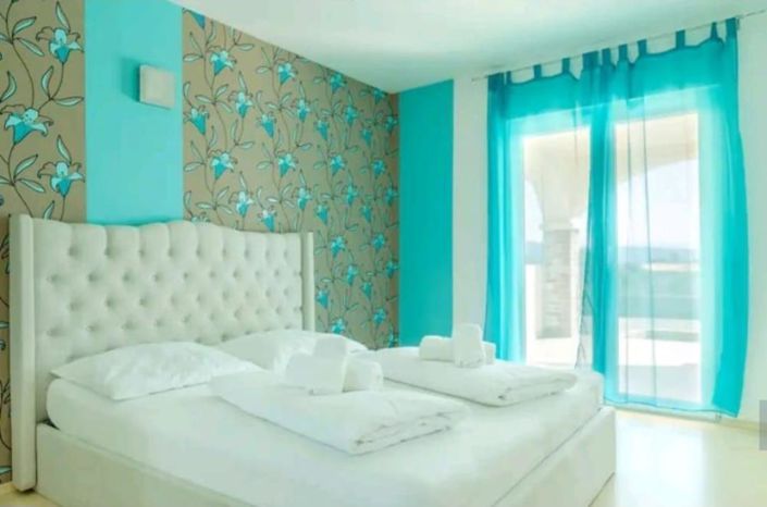 Image No.10-6 Bed Property for sale