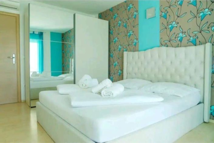 Image No.13-6 Bed Property for sale