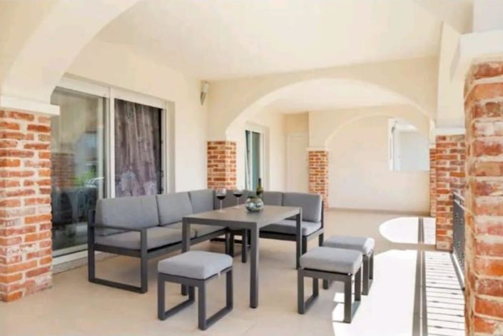 Image No.20-6 Bed Property for sale