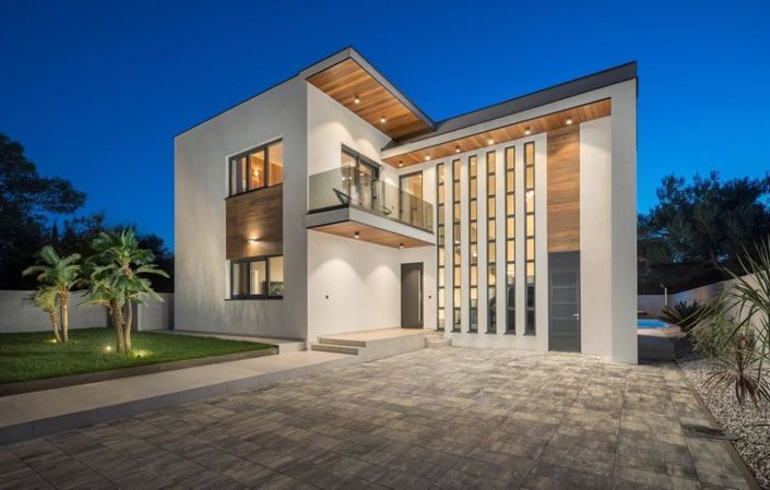 Image No.1-4 Bed Property for sale