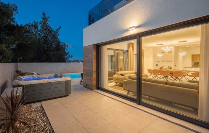 Image No.16-4 Bed Property for sale