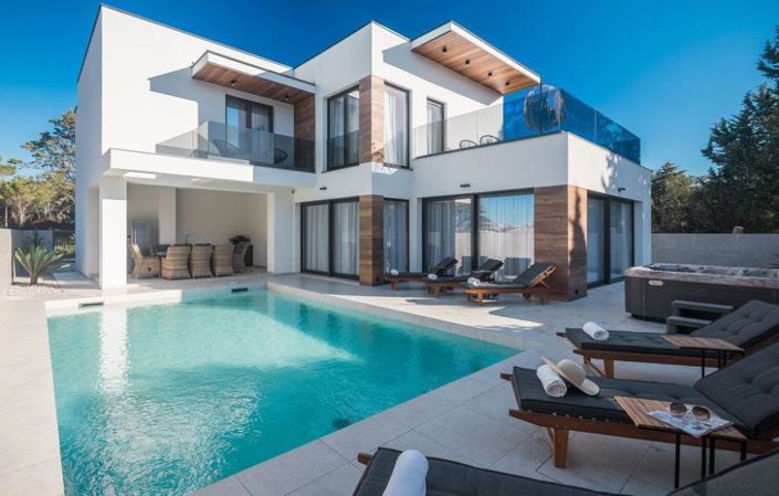 Image No.19-4 Bed Property for sale