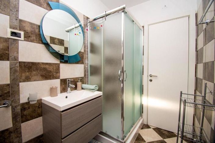 Image No.14-5 Bed Property for sale