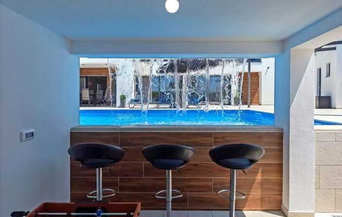 Image No.10-6 Bed Property for sale