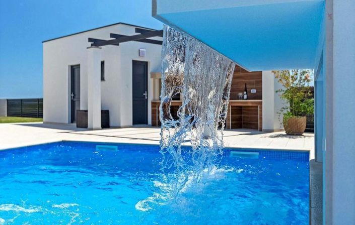 Image No.11-6 Bed Property for sale