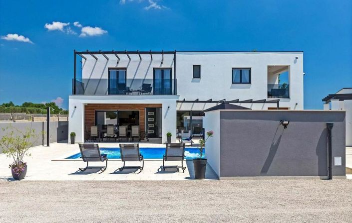 Image No.12-6 Bed Property for sale