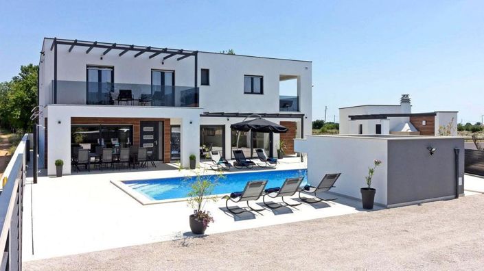 Image No.13-6 Bed Property for sale