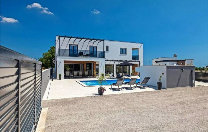 Image No.14-6 Bed Property for sale