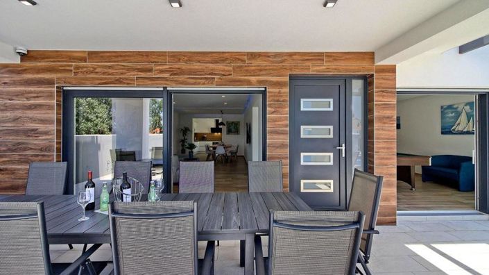 Image No.17-6 Bed Property for sale