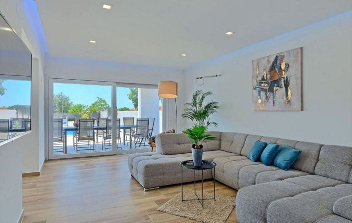 Image No.22-6 Bed Property for sale