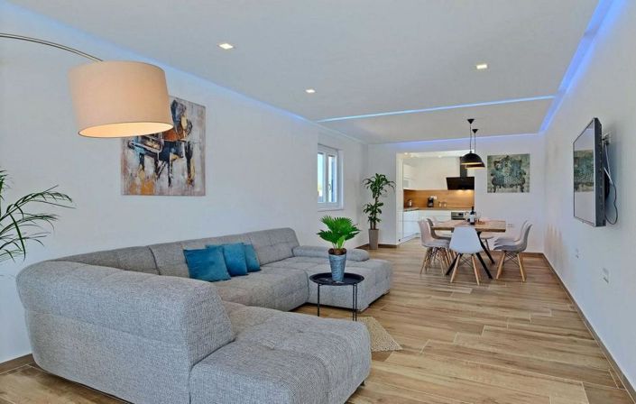 Image No.23-6 Bed Property for sale