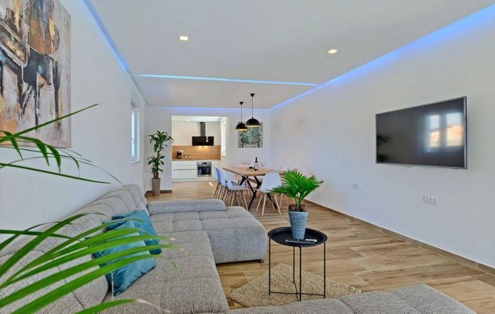 Image No.24-6 Bed Property for sale