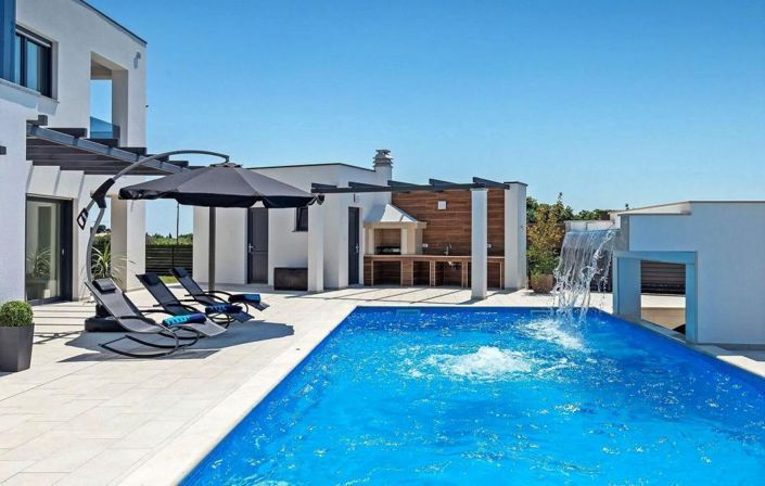 Image No.6-6 Bed Property for sale