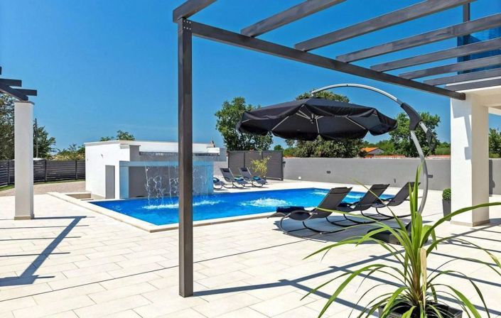 Image No.8-6 Bed Property for sale