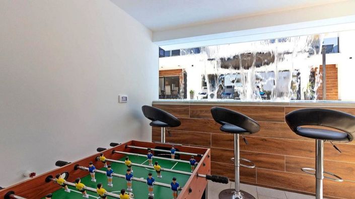 Image No.9-6 Bed Property for sale