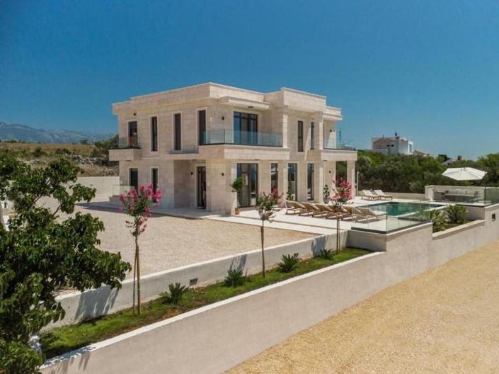 Image No.1-5 Bed Property for sale