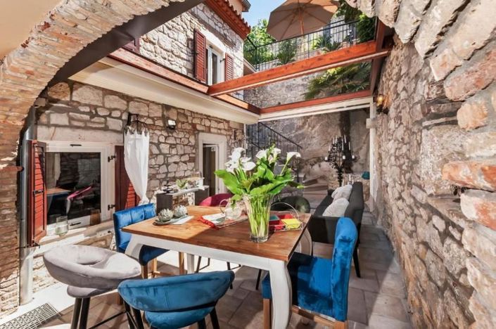 Image No.1-5 Bed Property for sale
