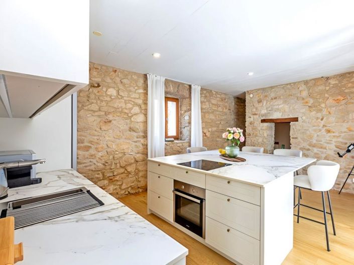 Image No.11-5 Bed Property for sale