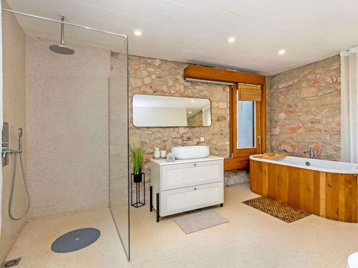 Image No.16-5 Bed Property for sale