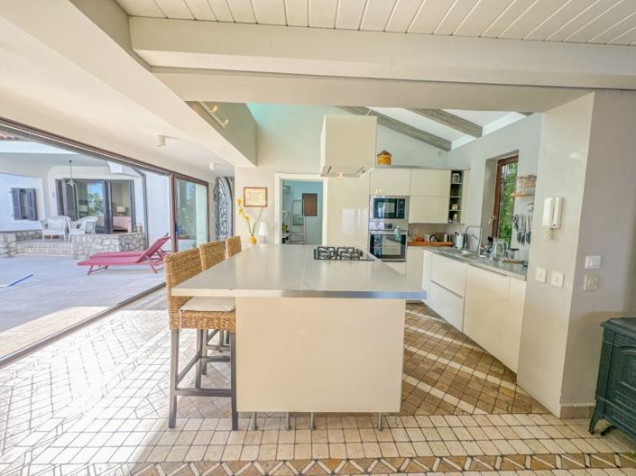 Image No.12-5 Bed Property for sale